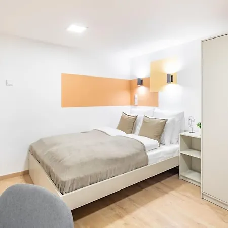 Cityscape Budget Doubledecker A Apartment *